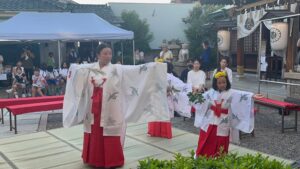 地域行事で神楽を披露する生徒たち