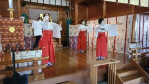 未経験の中学生でも参加しやすい神楽部の練習風景