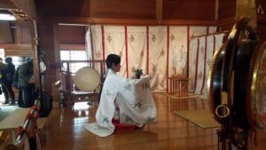 武道場の正面に向かって一礼し、心を整える参加者の様子
