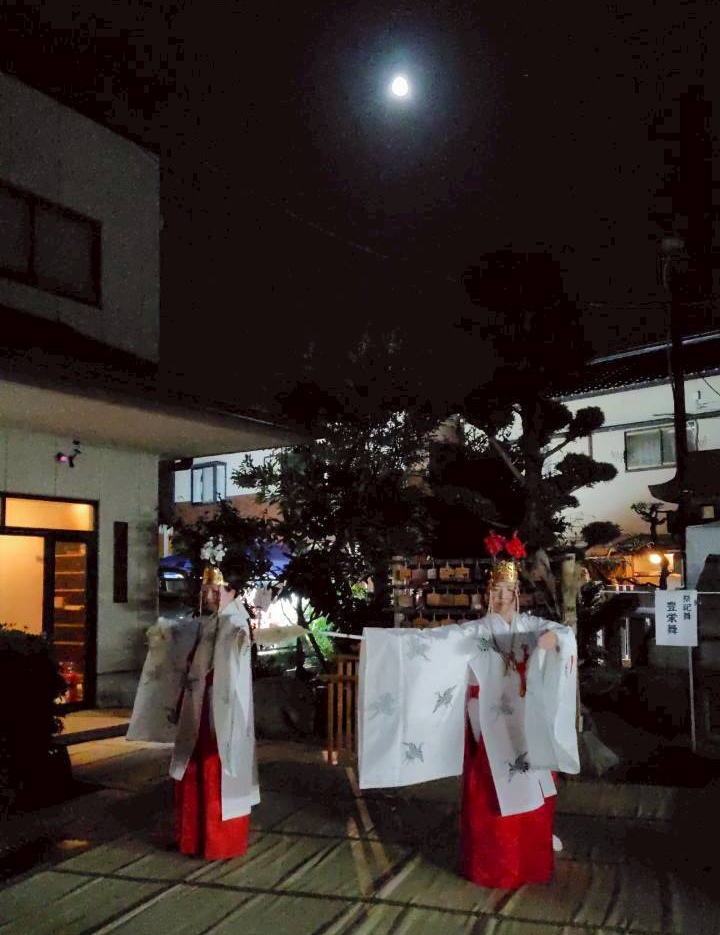 神戸の中学生向け神楽部で舞を披露する様子